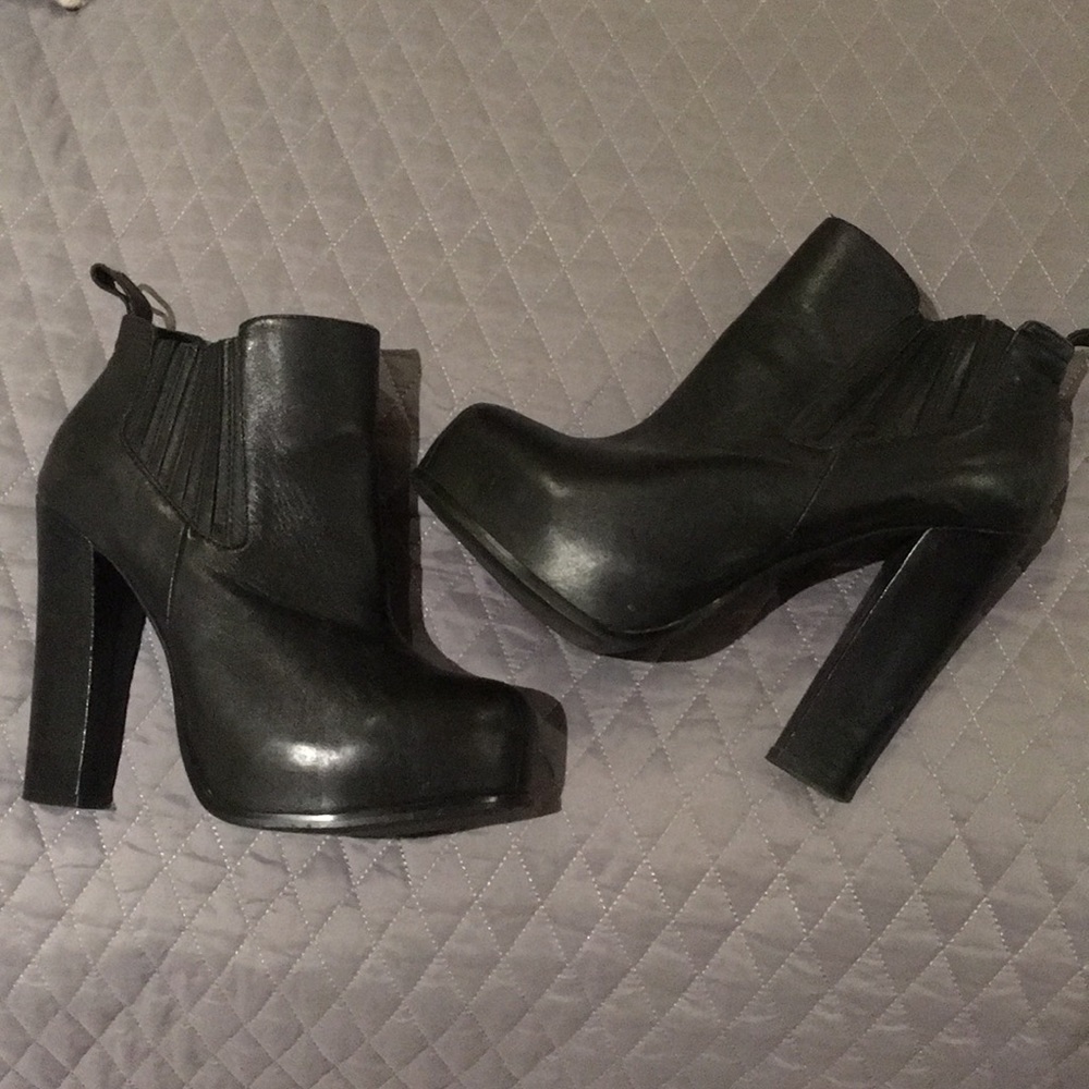 Steve Madden SAFFRONN booties